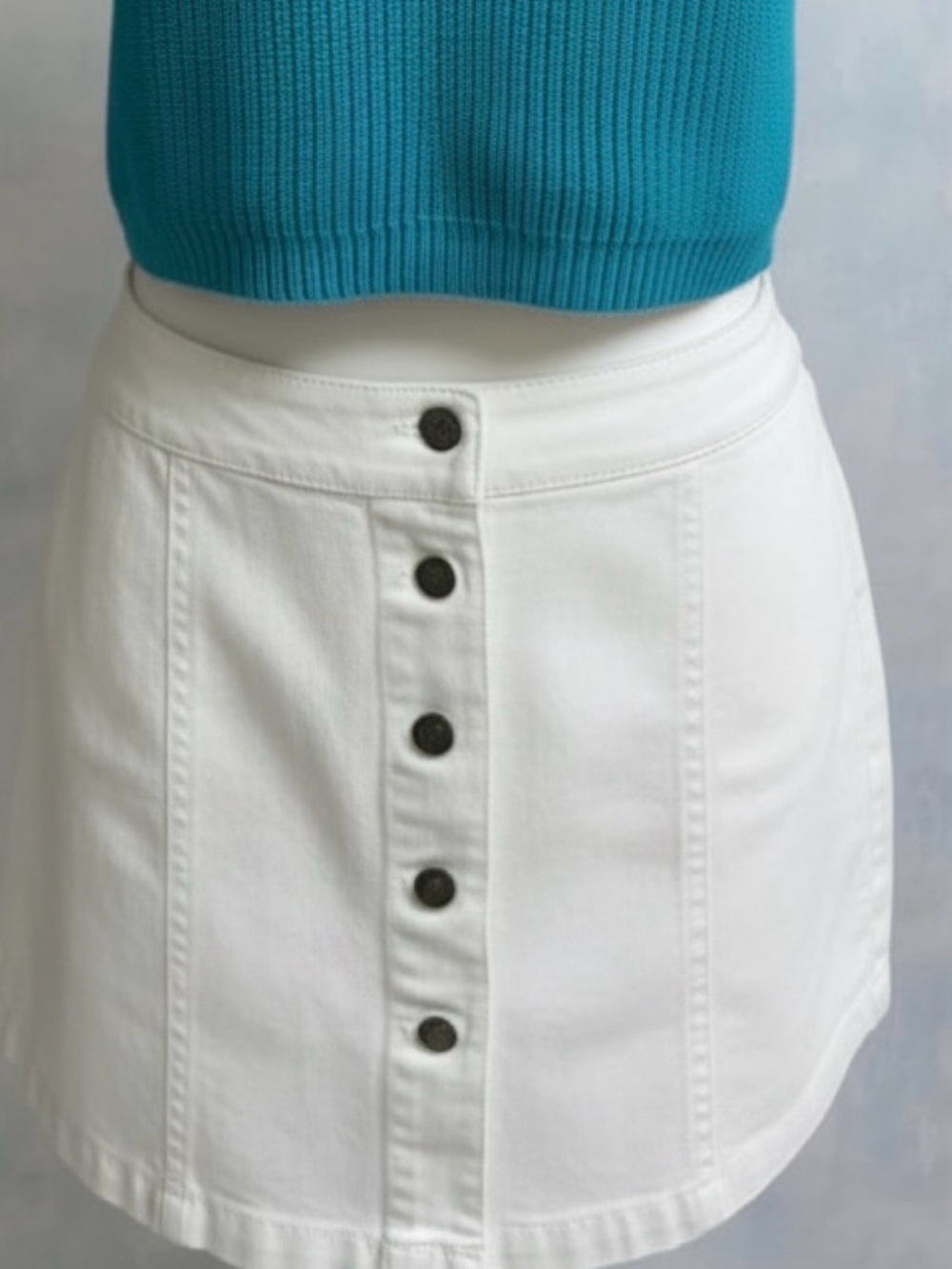 VTG White Jean Skort with 5 Metal Buttons,  Princess Seams, 5” Inseam, Like New